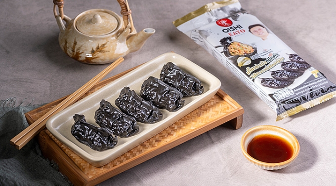 Oishi Eato X เชฟบิ๊ก Top Chef Thailand เสิร์ฟเมนูเกี๊ยวซ่าแป้งหมึกดำไส้แกงกะหรี่ญี่ปุ่น ให้อร่อยแบบใกล้บ้าน