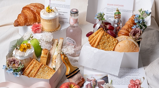 Happy Gift Box จัดของกินลงกล่องของขวัญในโอกาสพิเศษอย่างมีสไตล์