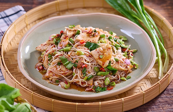 ยำขนมจีน ใส่หมูยอและผักสมุนไพร - Gourmet & Cuisine Magazine