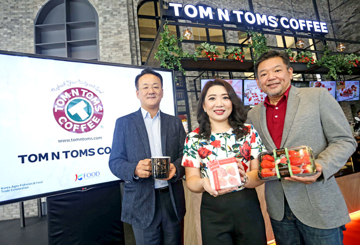 TOM N TOMS COFFEE ฉลองเปิดสาขาใหม่ที่ศูนย์การค้าเกตเวย์ เอกมัย พิเศษสุด! สำหรับ Strawberry Buffet Event