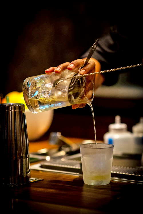 ดื่มด่ำโลกของเฮมิงเวย์ที่ The Old Man บาร์อันดับ 1 จากฮ่องกงสู่แมนดาริน โอเรียนเต็ล กรุงเทพฯ