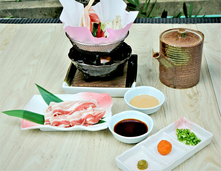 ชุดหม้อไฟหมูคุโรบุตะสไลด์สไตล์ญี่ปุ่นสุดแซ่บ ณ ห้องอาหารญี่ปุ่นคิซาระ