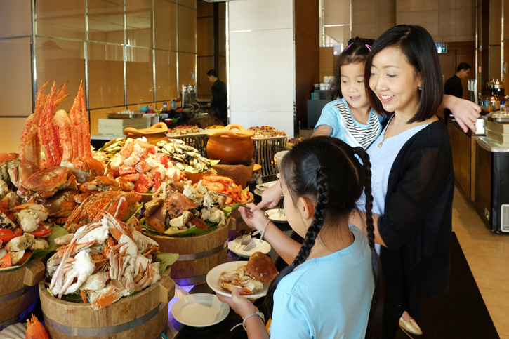 พาคุณแม่มาอิ่มอร่อยกับสุดยอดบุฟเฟ่ต์ ที่เดอะ กลาส เฮ้าส์ โรงแรมอีสติน แกรนด์ สาทร กรุงเทพฯ