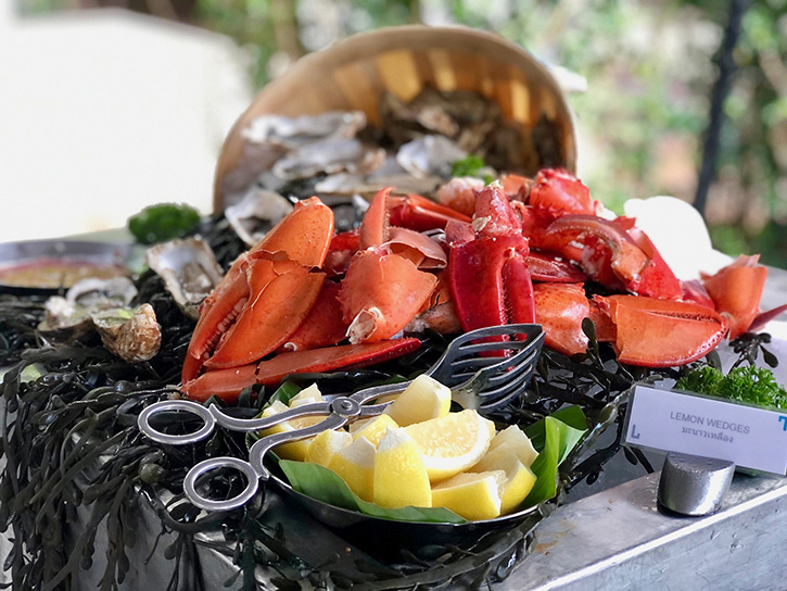 พักผ่อนอย่างมีสไตล์ ดื่มด่ำงานดีไซน์ และอิ่มอร่อยกับ “Sunday Brunch” ชื่อดังแห่งเกาะภูเก็ต