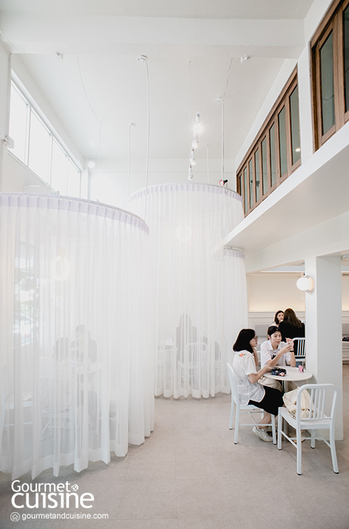 “FUN Cafe Bangkok” คาเฟ่สีขาวที่พร้อมชวนก้าวเข้าสู่ความฝันแห่งหัวลำโพง