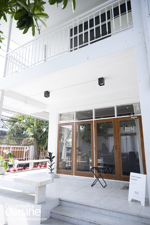 Knock Knock Café & Bar โฮมคาเฟ่สีขาวในซอยอารีย์ที่มีพาสตาแสนอร่อยซ่อนอยู่