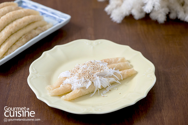 รู้จัก "ขนมกรอก" ขนมไทยพื้นบ้าน แป้งนุ่ม หอมมัน กินเพลิน