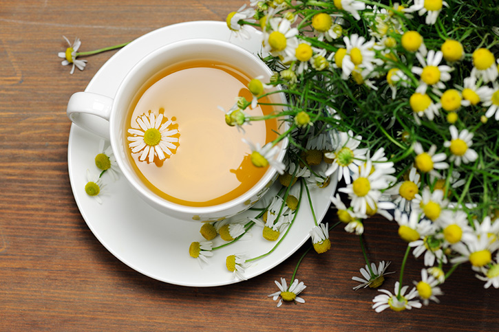 ชาคาร์โมมาย (Chamomile Tea) หนึ่งในชาดอกไม้ป็อปปูล่าของทีเลิฟเวอร์ ขึ้นชื่อเรื่องกลิ่นหอมที่มีเอกลักษณ์ ช่วยให้คุณผ่อนคลาย และหลับสบาย แต่ใครจะรู้ว่า ชาคาโมมายล์หอมกรุ่นนี้ มีประโยชน์ต่อร่างกายมากกว่าที่คิด