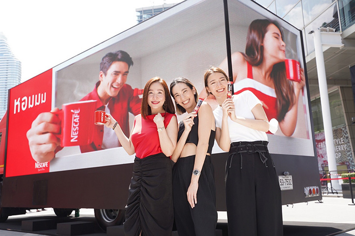 สุดต๊าช! ถ่ายรูปประชันณเดชน์-ญาญ่ากับเนสกาแฟ Moveable 4D Experience โฆษณาเคลื่อนที่สี่มิติครั้งแรกในเมืองไทย