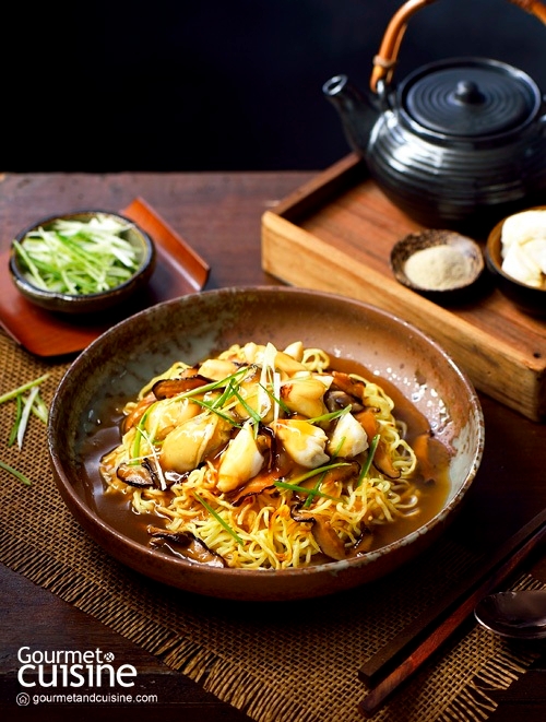 บะหมี่ราดหน้าหอยนางรมและเนื้อปู