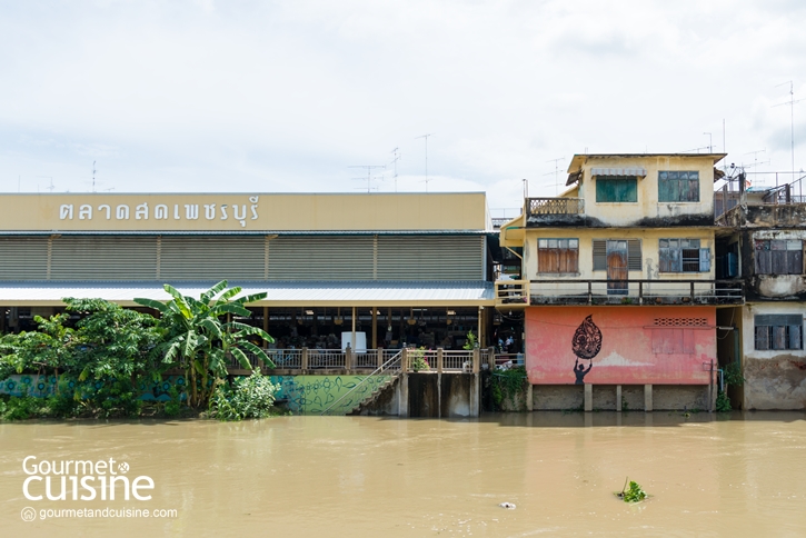 เดินเล่นตลาดเก่าริมน้ำเพชรบุรี ถ่ายภาพ Street Art แวะกินช้าวแช่ตำรับเมืองเพชร