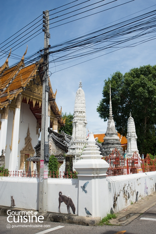 เดินเล่นตลาดเก่าริมน้ำเพชรบุรี ถ่ายภาพ Street Art แวะกินช้าวแช่ตำรับเมืองเพชร