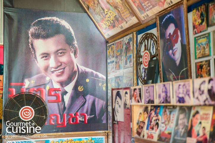 เดินเล่นตลาดเก่าริมน้ำเพชรบุรี ถ่ายภาพ Street Art แวะกินช้าวแช่ตำรับเมืองเพชร