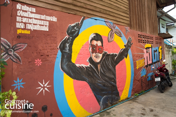 เดินเล่นตลาดเก่าริมน้ำเพชรบุรี ถ่ายภาพ Street Art แวะกินช้าวแช่ตำรับเมืองเพชร