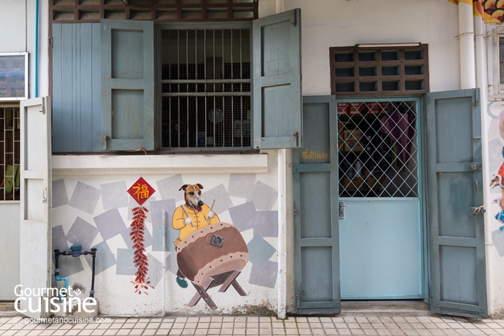 เดินเล่นตลาดเก่าริมน้ำเพชรบุรี ถ่ายภาพ Street Art แวะกินช้าวแช่ตำรับเมืองเพชร