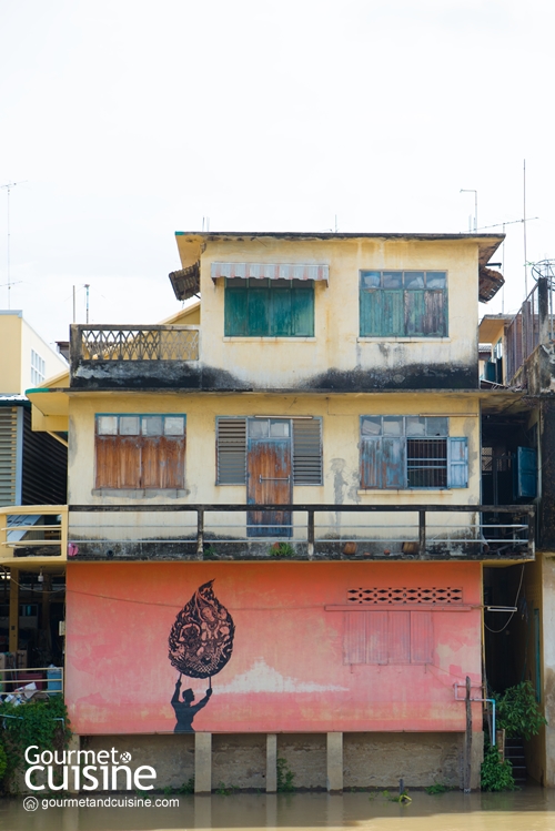 เดินเล่นตลาดเก่าริมน้ำเพชรบุรี ถ่ายภาพ Street Art แวะกินช้าวแช่ตำรับเมืองเพชร