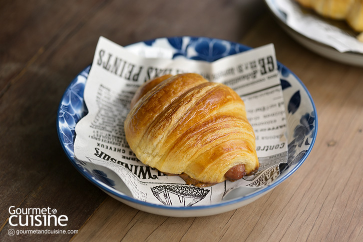 นอกจากกาแฟแล้ว ใครอยากรองท้องก็มีเมนูให้คลายหิวอย่าง Pan Fried Egg ไข่กระทะทรงเครื่อง ที่ขายตลอดทั้งวัน มีเครื่องแน่นเต็มกระทะทั้งไส้กรอก กุนเชียง และหมูยอ
