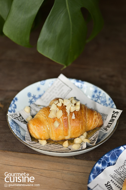 นอกจากกาแฟแล้ว ใครอยากรองท้องก็มีเมนูให้คลายหิวอย่าง Pan Fried Egg ไข่กระทะทรงเครื่อง ที่ขายตลอดทั้งวัน มีเครื่องแน่นเต็มกระทะทั้งไส้กรอก กุนเชียง และหมูยอ