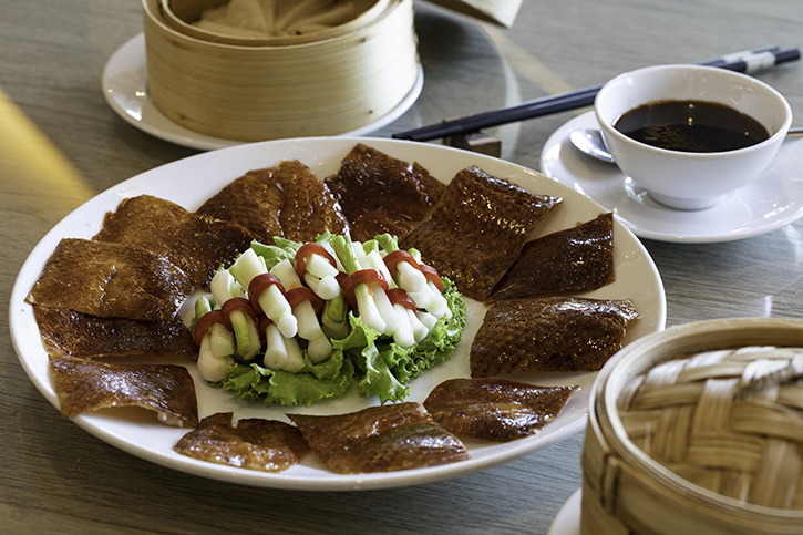 บุฟเฟ่ต์มื้อกลางวันอาหารจีนมื้อมงคลต้อนรับเทศกาลตรุษจีน  ณ ห้องอาหารแทพเพสทรี โรงแรมคลาสสิค คามิโอ อยุธยา