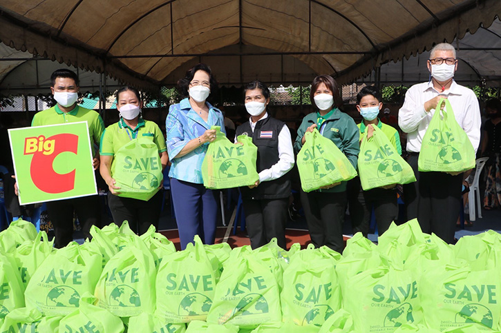 มูลนิธิ บีเจซี บิ๊กซี สนับสนุนถุงยังชีพให้ประชาชนที่ได้รับผลกระทบจากเหตุการณ์เพลิงไหม้ชุมชนพัฒนาบ่อนไก่ ถนนพระรามที่ 4 แขวงลุมพินี เขตปทุมวัน