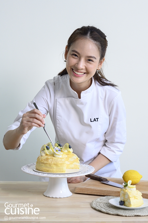 เมื่อสิ่งที่ใช่คือสิ่งใกล้ตัว เชฟลัท-นลัท จิรวีรกูล เส้นทางจากคนทำงานด้านการออกแบบแอนิเมชันมาสู่เจ้าของฉายา “นางฟ้าวงการขนม” เกิดขึ้นอย่างไม่รู้ตัว หลังจากอิ่มตัวกับการทำงานหน้าคอมพิวเตอร์ เธอจึงเริ่มต้นตามหาความชอบของตัวเองจนในท้ายที่สุดก็เหลือเพียงทางแยกระหว่างแฟชั่นและ “การทำขนม” “เราถนัดการทำขนมโดยที่เราไม่รู้ตัว ตั้งแต่เด็กๆ เราเป็นลูกมือของคุณแม่ในการทำขนม ซึ่งเป็นฟรุตเค้กที่เลื่องลือ ด้วยวิธีการทำที่ใส่ใจมากๆ หมักผลไม้ถึง 1 ปีเต็ม เมื่ออบเสร็จ ทาเหล้าบนผิวเค้กแล้วแช่ตู้เย็นไว้อีก 1 เดือนเต็มให้เหล้าซึมซับเข้าไปในเนื้อเค้ก ฟรุตเค้กของแม่จึงอร่อยมากๆ ทุกอย่างเต็มไปด้วยรายละเอียดและสนุกมาก ทำให้เรารู้ว่าเราอยู่กับการทำขนมมานานมากแล้วจริงๆ” สำหรับเชฟลัทการทำขนมเป็นอาชีพที่เหมาะสำหรับคนละเอียดอ่อน ไม่เร็วเกินไปหรือช้าเกินไป ถ้าละเอียดมากเกินไปงานจะเสร็จช้า ด้วยธรรมชาติของอาชีพเชฟที่ต้องทำงานด้วยความรวดเร็ว บีบด้วยเวลา แต่ถ้าเร็วเกินไปจนไม่ละเอียดงานก็จะออกมาไม่สวยงาม แต่ถึงจะมีความผูกพันกับขนมเค้กมานานมากก็ตาม ขนมชนิดแรกที่เธอตัดสินใจทำขายจริงจังกลับเป็น “ไอศกรีม” ที่ใช้อุปกรณ์น้อยกว่า หลังจากจบการเรียนด้านขนมอบอย่างสมบูรณ์แบบ จึงเริ่มต้นด้วยการขายคุกกี้และบราวนี่ทางออนไลน์อย่างจริงจัง “ขนมของเราเป็นแบบไหน? น่าจะเป็นขนมสไตล์ญี่ปุ่น เพราะได้ไอเดียจากการไปตระเวนกินเค้กที่ญี่ปุ่นมาเยอะมาก มองว่าเขามีเอกลักษณ์ที่ความนุ่ม ความละมุน และหวานน้อย ใช้วิปครีมแทนบัตเตอร์ครีม ซึ่งขนมของเราก็เป็นแบบนี้ด้วยเหมือนกัน การที่เค้กไม่หวานมากทำให้เรากินได้เรื่อยๆ และตอนนี้ก็ยังเป็นแบบนี้อยู่” เส้นทางการค้นพบตัวเองของเชฟลัทยังมีอีกครั้งหลังจากเข้าแข่งขันมาสเตอร์เชฟ เธอได้เรียนรู้การทำอาหารมากขึ้นจนเกิดเป็นการสร้างสรรค์เมนูขึ้นจากพื้นฐานของหวานที่มีอยู่มาผสมเข้ากับของคาว อย่างเช่นเมนูมิลเฟยสตรอว์เบอร์รีน้ำปลาหวาน เธอนำตัวน้ำปลาหวานที่มีทั้งพริกและหอมแดงไปใส่ในเนื้อครีม จึงมีทั้งกลิ่นและรสชาติของทั้งสองอย่างอยู่ครบ สร้างความประหลาดใจให้กับคนกิน “การนำของหวานมาจับคู่กับของคาวคือความสนุก ไร้กฎเกณฑ์ เปิดโลกการทำขนมมาก ทำให้เราไม่จำกัดตัวเองอยู่แค่ในกรอบของการทำขนมหวานด้วย และการเรียนแอนิเมชันของเราก็เป็นประโยชน์ในการสร้างสรรค์ศิลปะและการเป็นคนละเอียดอ่อน “การได้ทำอะไรที่หลงใหล เวลาที่เราท้อหรือเหนื่อย เราสามารถลุกกลับมาอีกครั้งได้ไม่ยาก สำหรับการทำขนมสิ่งสำคัญคือความละเอียด อีกอย่างคือความรับผิดชอบในการทำอาหารที่ดีต่อร่างกายของคนกิน”