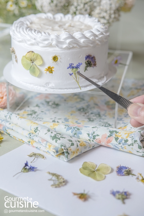 FLower Cake Box กล่องใส่ดอกไม้ที่มีเค้กเป็นตัวเอก