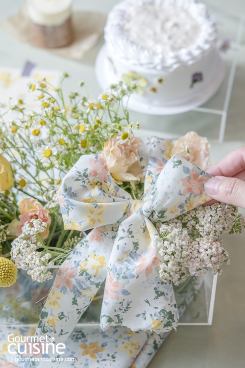 FLower Cake Box กล่องใส่ดอกไม้ที่มีเค้กเป็นตัวเอก