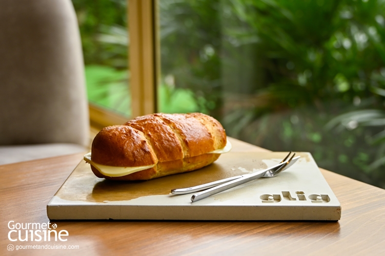 จิบเครื่องดื่มรสละมุนกับเบเกอรี่โฮมเมดหอมกรุ่นจากเตาที่ GLIG Cafe