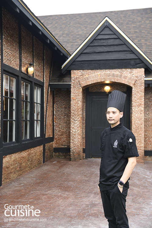 ร้านอาหารฝรั่งเศสภายในปราสาทสไตล์ทิวดอร์สุดหรูที่แค่ก้าวเข้าไปก็เหมือนพาเราไปอยู่ในอีกซีกโลกหนึ่ง ไม่น่าเชื่อว่าจะอยู่กลางกรุงเทพมหานครนี่เอง และที่น่าสนใจคืออาหารฝรั่งเศสคลาสสิกซึ่งเสิร์ฟในร้านก็เป็นฝีมือของเชฟชาวไทยเช่นกัน เชฟกิต-กิตติวงศ์ แสงชื่นถนอม ผู้อยู่เบื้องหลังอาหารฝรั่งเศสสุดคลาสสิกซึ่งถ้าไม่ได้พูดคุยด้วยก็ต้องคิดว่าเป็นเชฟจากเจ้าของประเทศมาปรุงเอง เชฟชาวไทยร่างเล็ก ท่าทางใจเย็น พูดคุยด้วยน้ำเสียงนิ่มนวลเหมือนกับอาหารที่ปรุงและตกแต่งอย่างประณีต ดูเหมือนเส้นทางกว่าจะรู้ว่าชอบทำอาหารไม่ต่างจากเชฟคนอื่น แต่ที่น่าสนใจคือค้นพบว่าตนเองหลงใหลในอาหารฝรั่งเศส