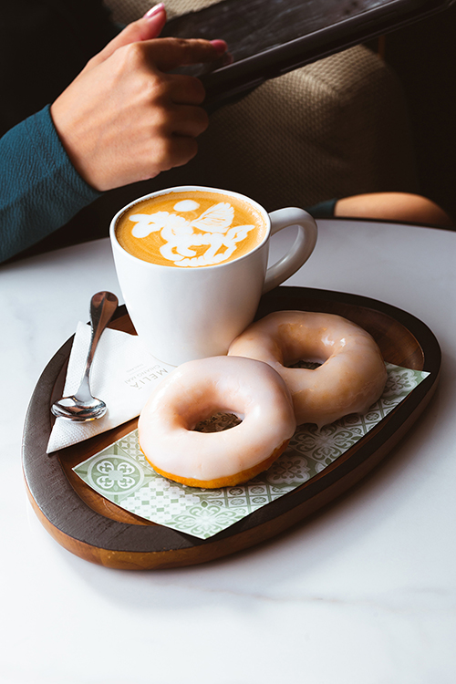 โดนัทและกาแฟคู่หูความอร่อยให้บริการที่โรงแรม มีเลีย เชียงใหม่