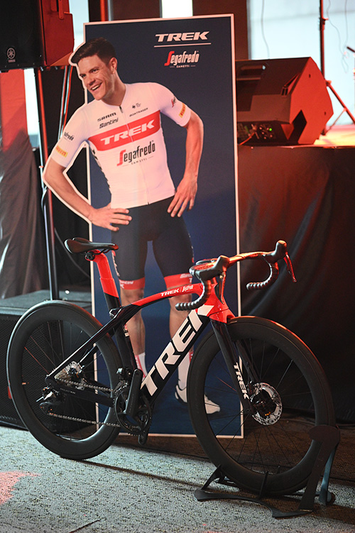 เผยโฉมจักรยานสำหรับการแข่งขันของทีมนักปั่น TREK - Segafredo ในงานเลี้ยงกาล่า “Christmas Charity Gala Dinner 2022”