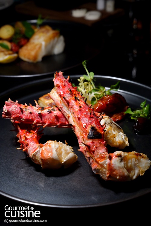 เอาใจคนรักซีฟู้ดด้วย Grilled Alaskan King Crab Lag ขาปูอลาสก้าชิ้นโตๆ ให้เนื้อแน่นหวาน ย่างบนเตาถ่านให้หอมฟุ้ง เข้ากันดีกับซอสเนย