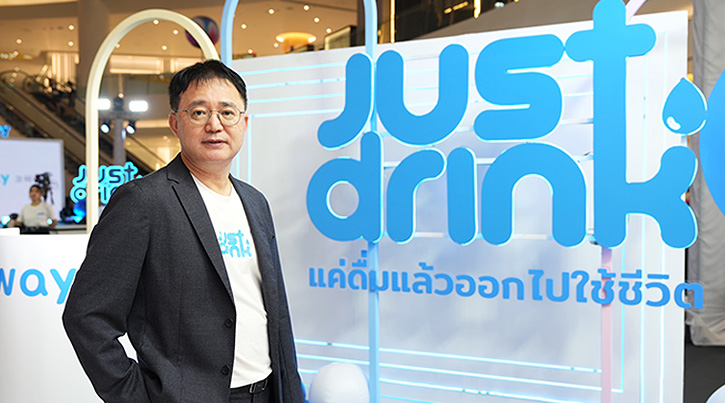 COWAY (โคเวย์) แบรนด์เครื่องกรองน้ำและเครื่องฟอกอากาศอันดับ 1 จากประเทศเกาหลีใต้ กับวิสัยทัศน์ Best Life Solution Company เดินหน้าโปรโมตแคมเปญวัฒนธรรมน้ำดื่มสไตล์เกาหลีสุดปัง จัดงานอีเวนต์เอาใจแฟนคลับอีกครั้งกับ “Just Drink แล้วออกไปใช้ชีวิต” ระหว่างวันที่ 24-30 มีนาคม 2566 บริเวณเจริญนครฮอลล์ ชั้น M ศูนย์การค้าไอคอนสยาม ดึงคู่รักสุดสวีท “บอย-เจี๊ยบ” ร่วมแชร์ประสบการณ์น้ำดื่มสะอาดที่คุ้มค่า และสะดวกสบาย พร้อมบริการครบวงจรที่ช่วยให้คุณได้ออกไปใช้ชีวิตได้อย่างเต็มที่ โดยงานครั้งนี้ถือเป็นการต่อยอดความสำเร็จจากอีเวนต์เมื่อเดือนที่ผ่านมา พร้อมขยายเวลาจัดงานเพื่อให้แฟน ๆ ได้มาร่วมสนุกกับกิจกรรมและช้อปสุดคุ้มกับโปรโมชันจากโคเวย์กันอย่างจุใจ ตอกย้ำตำแหน่งแบรนด์เครื่องกรองน้ำระบบ Subscription อันดับ 1 ของเมืองไทยในวันนี้ นายปาร์ค ชุนยง กรรมการผู้จักการ บริษัท โคเวย์ (ประเทศไทย) จำกัด กล่าวว่า “หลังประสบความสำเร็จอย่างล้นหลามจากงานที่เซ็นทรัลเวิลด์ จนเกิดกระแสเรียกร้องจากแฟน ๆ โคเวย์และผู้บริโภคจำนวนมากให้เราจัดกิจกรรมสนุก ๆ ขึ้นอีก เราจึงเกิดแนวคิดอีเวนต์ “Just Drink แล้วออกไปใช้ชีวิต” เพื่อแสดงถึงความมุ่งมั่นของโคเวย์ในการมอบความสะดวกสบายที่ตอบโจทย์ไลฟ์สไตล์ของคนยุคใหม่ ผ่านการนำเสนอระบบ Subscription ในรูปแบบ One-stop Service เพื่อให้ผู้บริโภคได้ดื่มน้ำสะอาดง่ายที่สุดเท่าที่จะเป็นไปได้ ซึ่งครั้งนี้เราจะเน้นการให้ข้อมูลเกี่ยวกับบริการ Heart Service ซึ่งประกอบด้วยทีมงาน Cody และนวัตกรรม Coway Care Kit ที่ทำงานร่วมกันเพื่อมอบความสะดวกสบายขั้นกว่าแก่ลูกค้า จนเราสามารถสร้างสรรค์วัฒนธรรมการดื่มน้ำสะอาดไม่ขาดตอนในแบบฉบับโคเวย์” ภายในงาน “Just Drink แล้วออกไปใช้ชีวิต” เรียกเสียงกรี้ดสนั่นเมื่อคู่รักสุดหวาน บอย พีซเมคเกอร์ - อนุวัฒน์ สงวนศักดิ์ภักดี และ เจี๊ยบ - พิจิตตรา สงวนศักดิ์ภักดี มาร่วมแชร์เคล็ดลับการมีสุขภาพและผิวพรรณดีจากการดื่มน้ำสะอาด และประสบการณ์การใช้เครื่องกรองน้ำโคเวย์รุ่น Neo Plus ที่ช่วยทำให้ชีวิตสบายขึ้นอย่างคาดไม่ถึง บอย – อนุวัฒน์ กล่าวว่า “หลายคนถามเราสองคนบ่อย ๆ ว่ามีเคล็ดลับการดูแลสุขภาพและผิวพรรณอย่างไร ทำไมถึงลุคเด็กตลอด เริ่มจากการทานอาหารที่ดี ออกกำลังกายสม่ำเสมอ และที่สำคัญต้องดื่มน้ำสะอาดเยอะๆด้วยครับ ยิ่งเราสองคนมีความขี้ลืมบ่อยเพราะภารกิจแต่ละวันแน่นมากๆ พอจะติดเครื่องกรองน้ำก็กังวลอยากได้น้ำที่สะอาดจริงๆ และการบริการที่คุ้มค่า โชคดีที่ได้มาเจอระบบ Subscription ของโคเวย์สามารถช่วยเราดูแลเรื่องนี้ทั้งหมด เพราะมี CODY นัดหมายเข้ามาดูแลทำความสะอาด และเปลี่ยนไส้กรองอยู่ตลอดสัญญาหายห่วงได้เลยครับ” ส่วนเจี๊ยบ – พิจิตตรา เสริมว่า “ยอมรับเลยค่ะว่าเจี๊ยบมีวีรกรรมขี้ลืมและโก๊ะๆอยู่ตลอดให้คุณบอยปวดหัวนิดๆหน่อยๆ แต่พอใช้เครื่องกรองน้ำโคเวย์มีทีมงาน CODY คอยมาเซอร์วิสให้ทุกอย่าง ขอบอกว่าสะดวกและคุ้มค่า เหมาะกับคนขี้ลืมอย่างเจี๊ยบมากค่ะ ด้วยนวัตกรรมและเครื่องมือทำความสะอาดที่ทันสมัยอย่าง Care Kit แถมมีมืออาชีพเข้ามาดูแลด้วยใจแบบนี้ ยิ่งทำให้เรามั่นใจในคุณภาพน้ำดื่มว่าสะอาดปราศจากเชื้อแบคทีเรีย หรือสิ่งเจือปนต่างๆ การบริการโดนใจแบบนี้ตอบโจทย์ชีวิตของพวกเรามากค่ะ” นอกจากมาแชร์ประสบการณ์ คู่รักสุดสวีทยังร่วมกิจกรรมทำเครื่องดื่มโชว์แฟนคลับและพบปะแฟน ๆ อย่างใกล้ชิด ซึ่งสร้างความสนุกสนานให้ผู้ที่เข้ามาร่วมชมงานในวันนี้ได้อย่างมากทีเดียว นอกจากคุณภาพของเครื่องกรอง อีกหนึ่งจุดเด่นที่ทำให้โคเวย์ครองใจผู้บริโภคยุคใหม่ คือการมอบความสะดวกสบายด้วย “Heart Service” บริการดูแลลูกค้าหลังการขายที่โคเวย์คิดค้นขึ้น เพื่อมอบประสบการณ์ที่ดีและความพึงพอใจสูงสุดให้กับลูกค้า โดยมีจุดมุ่งหมายเพื่อสร้างเสริมสุขภาพและคุณภาพชีวิตที่ดีจากการผสานเทคโนโลยีล้ำสมัยกับการบริการที่เอาใจใส่จากโคเวย์ นับเป็นรูปแบบของการให้บริการที่ไม่มีแบรนด์ใดเคยทำมาก่อน ซึ่ง “Heart Service” จะดำเนินการด้วยทีมงาน Cody หรือ Coway lady สาวสวยมืออาชีพที่ผ่านการฝึกอบรมตามระเบียบบังคับและเชื่อถือได้ในการเข้าไปให้บริการที่บ้านของลูกค้า โดยจะทำการนัดหมายเพื่อเข้ามาทำความสะอาดและเปลี่ยนไส้กรองเครื่องอย่างสม่ำเสมอ (ทำความสะอาดทุก 2 เดือน และเปลี่ยนไส้กรองทุก 4 เดือน) ซึ่งในการปฏิบัติงานจะใช้นวัตกรรมเครื่องมือทำความสะอาด Coway Care Kit ในการกำจัดสิ่งสกปรกที่ตกค้างในผลิตภัณฑ์และตรวจสอบความสะอาด เพื่อให้เครื่องกรองปราศจากแบคทีเรียและจุลินทรีย์ พร้อมทั้งตรวจสอบฟังก์ชั่นการทำงานของตัวเครื่องอย่างละเอียด ลูกค้าจึงมั่นใจได้ว่าจะมีน้ำดื่มที่สะอาดไม่ขาดตอนอย่างแท้จริง นอกจากนี้ โคเวย์ยังมอบบริการซ่อมฟรีตลอดอายุสัญญาโดยไม่มีค่าใช้จ่ายแอบแฝง นอกจากตลาดเครื่องกรองน้ำระบบ Subscription ที่โคเวย์ครองอันดับ 1 ของไทยไปแล้วในวันนี้ บริษัทฯ ยังนำเสนอผลิตภัณฑ์เครื่องฟอกอากาศประสิทธิภาพสูง ซึ่งใช้แผ่นกรอง Dual HEPA พร้อมเทคโนโลยีอัจฉริยะที่กรองอากาศในบ้านของคุณ โดยขจัดมลพิษได้ถึง 99.9% ซึ่งลูกค้าเครื่องฟอกอากาศก็จะได้รับบริการดูแลหลังการขายจากทีมงาน Cody เช่นเดียวกัน (ดูรายละเอียดเพิ่มเติมที่ https://www.coway.co.th/th/heart-service) สัมผัสประสบการณ์การดื่มน้ำสะอาดที่คุ้มค่า และสะดวกสบายยิ่งกว่า ได้ที่งาน