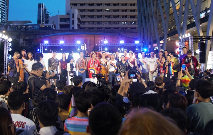เซ็นทรัลเวิลด์ แลนด์มาร์กฟินาเล่สุดยิ่งใหญ่ ต้อนรับขบวน Bangkok Pride 2023 รวมเหล่า LGBTQIAN+ โบกสะบัดธงสีรุ้ง