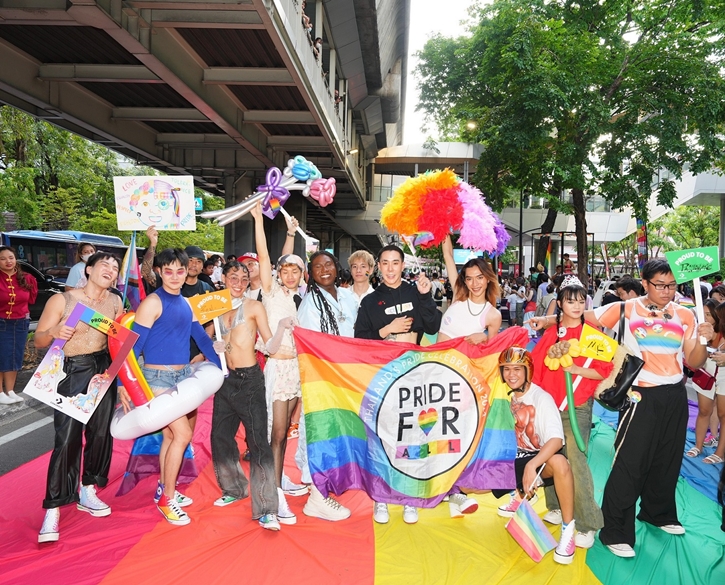 เซ็นทรัลเวิลด์ แลนด์มาร์กฟินาเล่สุดยิ่งใหญ่ ต้อนรับขบวน Bangkok Pride 2023 รวมเหล่า LGBTQIAN+ โบกสะบัดธงสีรุ้ง