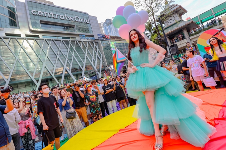 เซ็นทรัลเวิลด์ แลนด์มาร์กฟินาเล่สุดยิ่งใหญ่ ต้อนรับขบวน Bangkok Pride 2023 รวมเหล่า LGBTQIAN+ โบกสะบัดธงสีรุ้ง