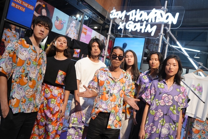 จิม ทอมป์สัน แบรนด์ไอคอนิกไลฟ์สไตล์ระดับโลกของเมืองไทย เดินหน้าสร้างเซอร์ไพรส์ครั้งใหญ่ให้วงการแฟชั่นอีกครั้งกับการเปิดตัว JIM THOMPSON x GOH M คอลเลกชันสุดพิเศษลำดับสุดท้ายของแคมเปญ ARTISTS IN RESIDENCE สุดสร้างสรรค์ที่ดึง 3 ศิลปินไทยมากความสามารถมาร่วมนำเสนอเอกลักษณ์และถ่ายทอดศิลปะของตนผ่านคอลเลกชันสุดยูนีคในปี 2566 คอลเลกชัน JIM THOMPSON x GOH M รังสรรค์ขึ้นอย่างพิถีพิถันเพื่อสร้างความประทับใจให้แก่สายแฟชั่นด้วยการเบลนด์ป๊อปอาร์ต สตรีทอาร์ต กราฟฟิตี้ เข้ากับความสวยงามประณีตในทุกดีเทลของผลิตภัณฑ์จาก จิม ทอมป์สัน การคอลแลบกับอาร์ติสต์กราฟฟิตี้ชื่อดังอย่าง “โก๋เอ็ม” ถือเป็นการรังสรรค์โลกแฟชั่นใบใหม่ที่แปลกตาด้วยพาเลตสีที่สดใสจัดจ้าน พร้อมลวดลายสุดไอคอนิกที่มีเอลิเมนต์แห่งความสนุกสนาน อย่างเต็มเปี่ยม จิม ทอมป์สัน ริเริ่มโปรเจ็กต์ ARTISTS IN RESIDENCE ด้วยเป้าหมายในการปลุกพลังความคิดสร้างสรรค์ที่สดใหม่มาสู่อุตสาหกรรมแฟชั่นไทย ด้วยการดึง 3 ศิลปินไทยมากพรสวรรค์ที่เชี่ยวชาญศิลปะในสาขาแตกต่างกันมาร่วมครีเอตเอ็กซ์คลูซีฟคอลเลกชัน เพื่อเติมแต่งสีสันและสร้างแรงบันดาลใจใหม่ ๆ ให้แก่โลกแฟชั่น นอกจากนี้ ยังถือเป็นการเจาะตลาดกลุ่มลูกค้าสายอาร์ตและคนรุ่นใหม่ ผ่านสไตล์ที่ฉีกออกจากภาพจำ แบบเดิม ๆ นันท์นภัส เวโรจนวัฒน์ ผู้อํานวยการฝ่ายการตลาด จิม ทอมป์สัน กล่าวว่า