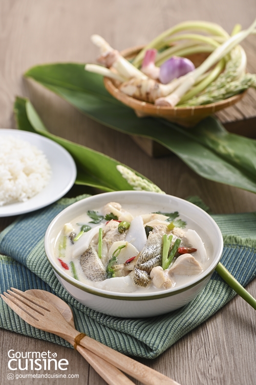 ไก่ต้มหน่อข่าใส่ปลาสลิดย่างและมะพร้าวอ่อน
