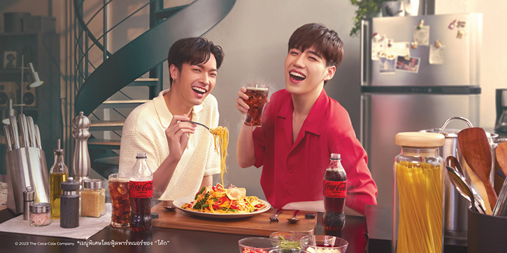 แรงไม่หยุด ฉุดไม่อยู่! คู่ซี้พีพี กฤษฏ์ – โอบนิธิเผยเมนูสูตรพิเศษ “สปาเก็ตตี้ผัดขี้เมาท์” คู่ “โค้ก” ไม่มีน้ำตาล