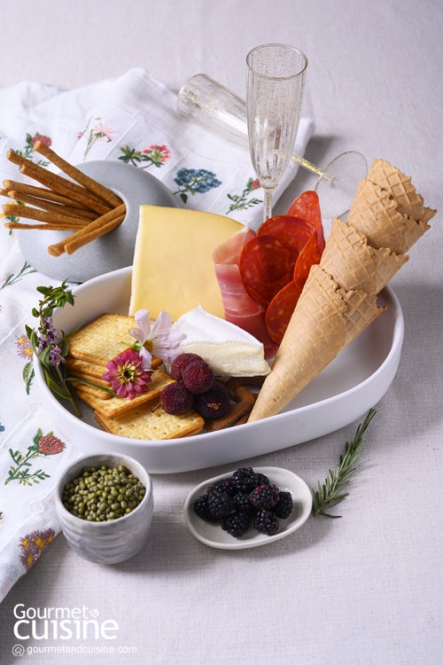 แปลงโฉม Cheese Platter แบบเดิมๆ ให้กลายาเป็น Cheese Bouquet ที่สวยงาม
