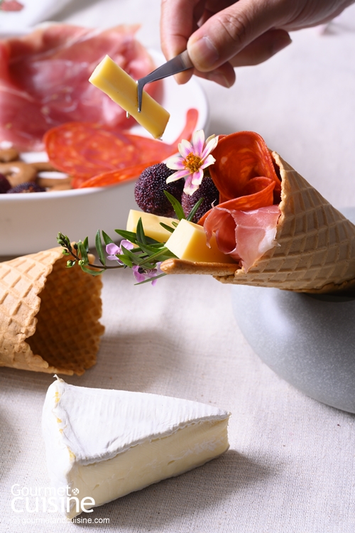 แปลงโฉม Cheese Platter แบบเดิมๆ ให้กลายาเป็น Cheese Bouquet ที่สวยงาม