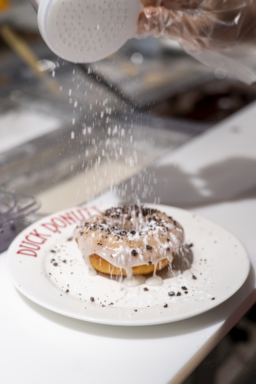 เปิดแล้ว!! “Duck Donuts” ร้านโดนัทยอดนิยมจากประเทศอเมริกา อุ่น อร่อย ทำสดใหม่ทุกออเดอร์ ปักหมุดสยามดิสคัฟเวอรี่ที่แรกในเอเชีย