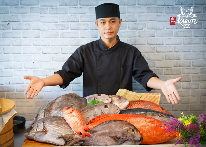 Kabuto 22 (คาบูโตะ สองสอง) เสิร์ฟซาชิมิปลาไทย ลิ้มรสความอร่อย ไม่แพ้ปลานอก วัตถุดิบสดใหม่จากทะเลไทย ช่วยสนับสนุนชาวประมงท้องถิ่น