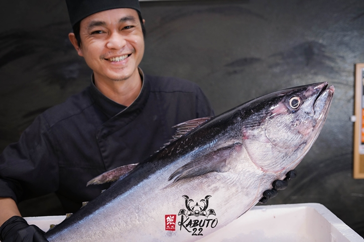 Kabuto 22 (คาบูโตะ สองสอง) เสิร์ฟซาชิมิปลาไทย ลิ้มรสความอร่อย ไม่แพ้ปลานอก วัตถุดิบสดใหม่จากทะเลไทย ช่วยสนับสนุนชาวประมงท้องถิ่น