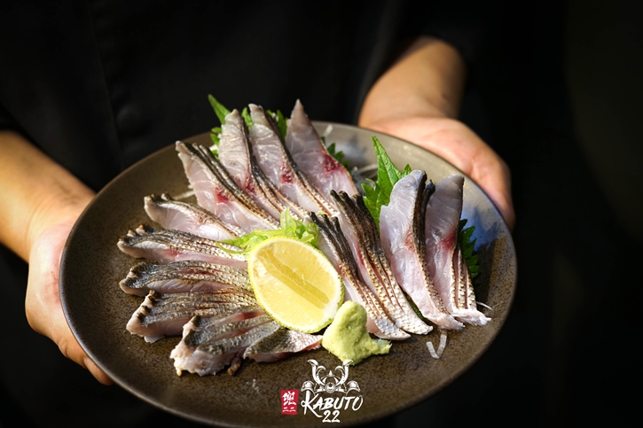 Kabuto 22 (คาบูโตะ สองสอง) เสิร์ฟซาชิมิปลาไทย ลิ้มรสความอร่อย ไม่แพ้ปลานอก วัตถุดิบสดใหม่จากทะเลไทย ช่วยสนับสนุนชาวประมงท้องถิ่น