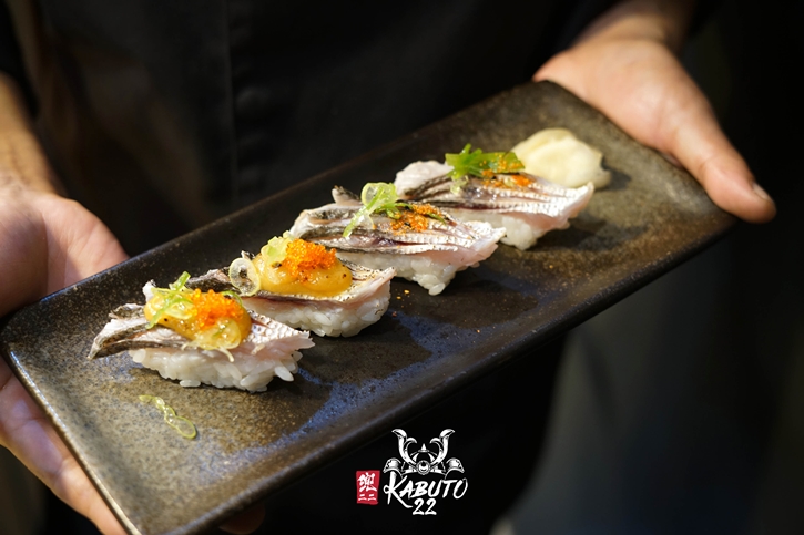 Kabuto 22 (คาบูโตะ สองสอง) เสิร์ฟซาชิมิปลาไทย ลิ้มรสความอร่อย ไม่แพ้ปลานอก วัตถุดิบสดใหม่จากทะเลไทย ช่วยสนับสนุนชาวประมงท้องถิ่น