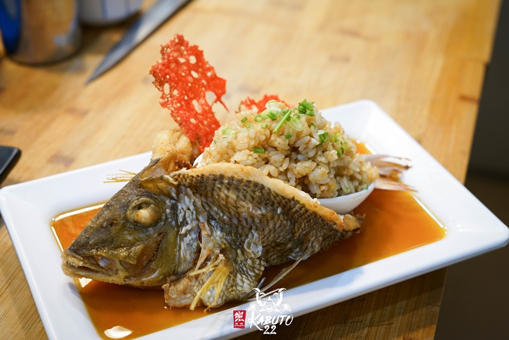 Kabuto 22 (คาบูโตะ สองสอง) เสิร์ฟซาชิมิปลาไทย ลิ้มรสความอร่อย ไม่แพ้ปลานอก วัตถุดิบสดใหม่จากทะเลไทย ช่วยสนับสนุนชาวประมงท้องถิ่น