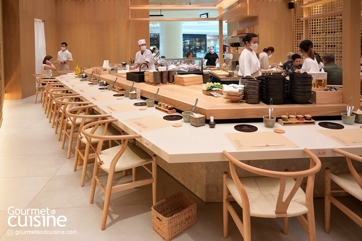 กินชาบูคนเดียวแบบไม่เขิน Shabu Baru (ชาบู บารุ) ร้านชาบูสไตล์ญี่ปุ่นกับสาขาใหม่ ชั้น 3 เซ็นทรัล เอ็มบาสซี ชื่อร้าน Shabu Baru นั้นมาจากคำว่าบาร์ ไฮไลต์จึงเป็นเมนูชาบู-ชาบูและสุกี้ยากี้ในหม้อเดี่ยวส่วนตัว ให้ทุกคนนั่งเอนจอยกับมื้อโปรดได้แบบไม่เหงา