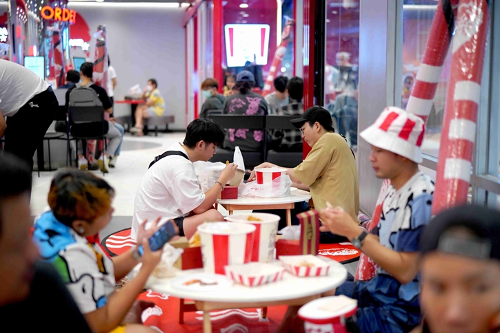 ที่เดียวในโลก! ที่ KFC ชวนฉลอง ให้ปูเสื่อเปิดตี้แบบกันเอง กับ “KFC รวมมิตรบักเก็ต”