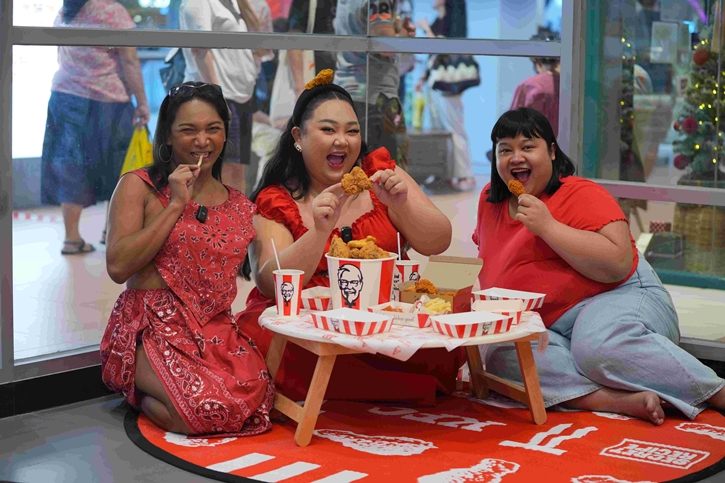 ที่เดียวในโลก! ที่ KFC ชวนฉลอง ให้ปูเสื่อเปิดตี้แบบกันเอง กับ “KFC รวมมิตรบักเก็ต”